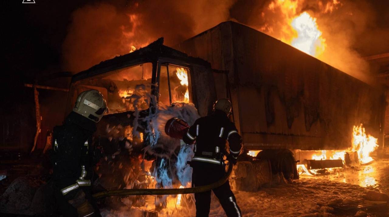 Росіяни вночі вдарили по території терміналу "Нової пошти" в Сумах – убили 3 водіїв