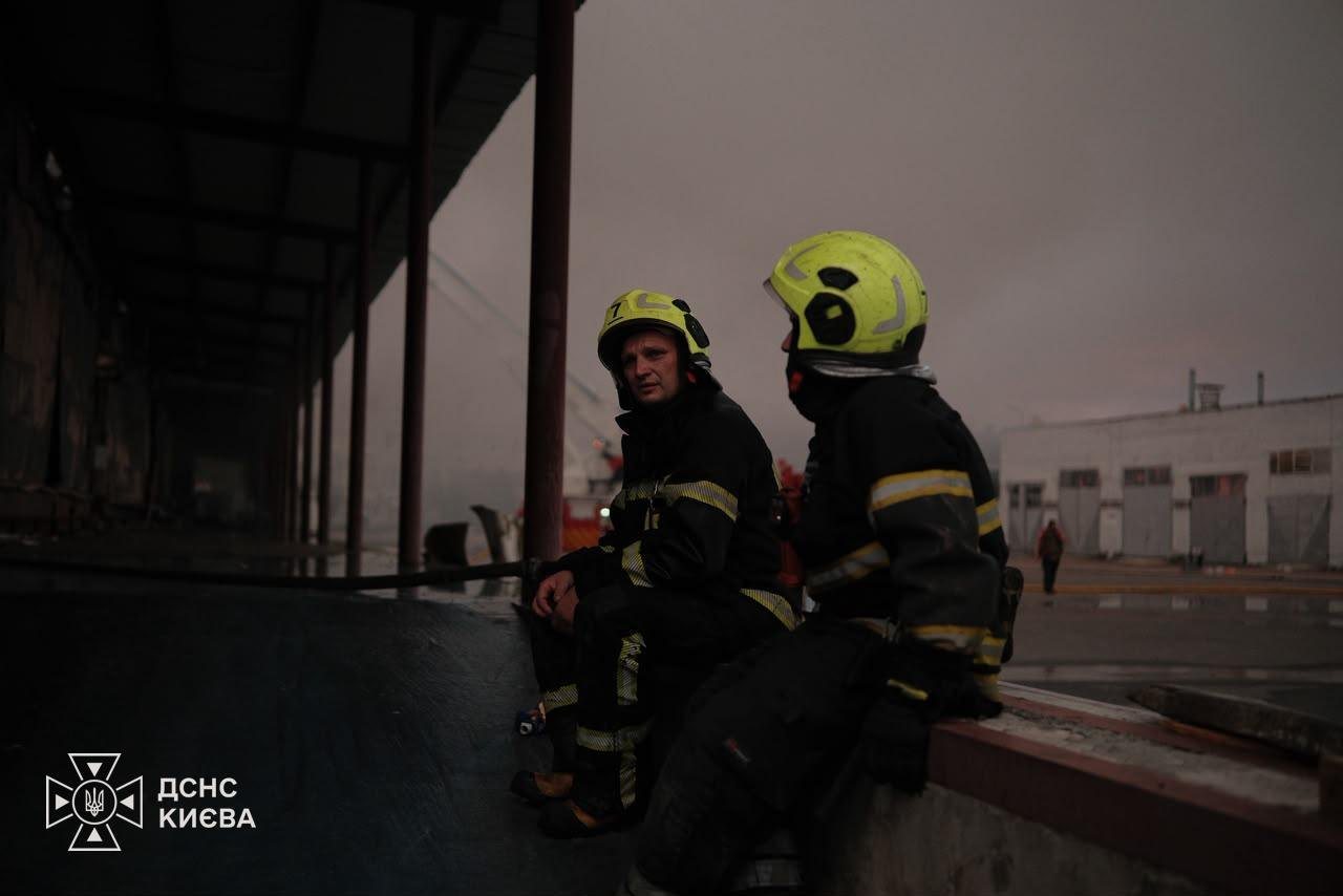 Нічна атака РФ на Київщину спричинила масштабні пожежі та жертви