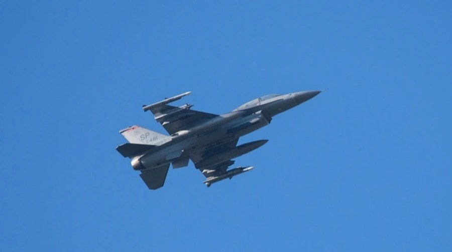 Винищувач F-16 зазнав аварії на фронті, пілот катапультувався