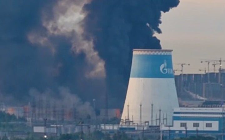 Зеленський підтвердив ураження військового заводу в Кірові та нафтового об'єкта за 1350 км