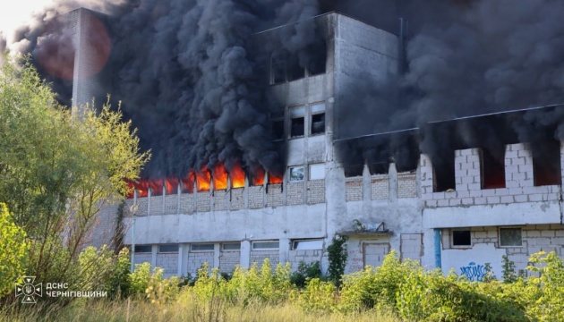 Російські війська атакували Чернігів: влучання в підприємство, виникла пожежа