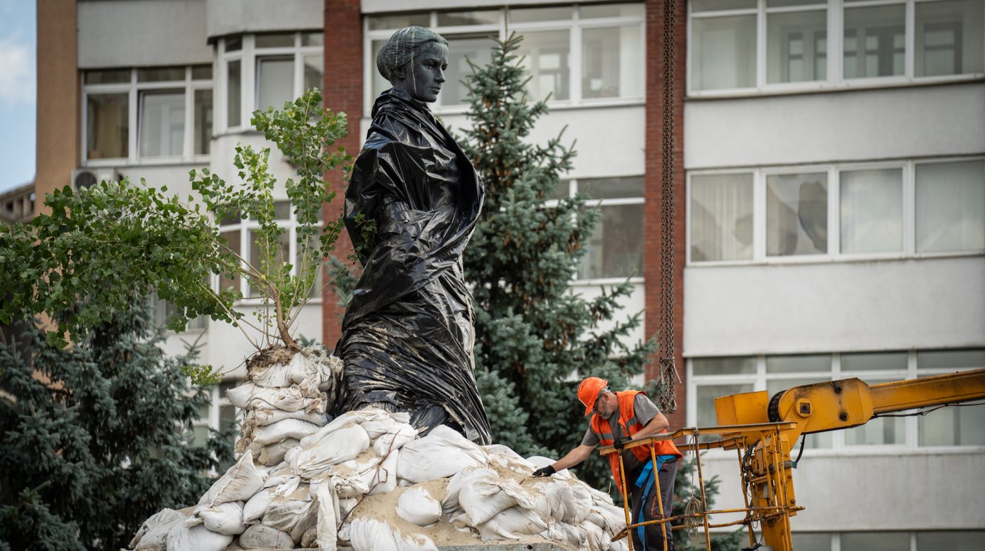 У Києві демонтують захисні конструкції біля пам’ятника Лесі Українці: пояснення КМДА