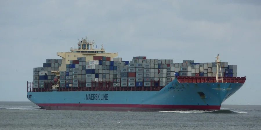 Один із найбільших контейнерних перевізників світу Maersk призупиняє роботу в Чорноморському порту через посилення атак РФ