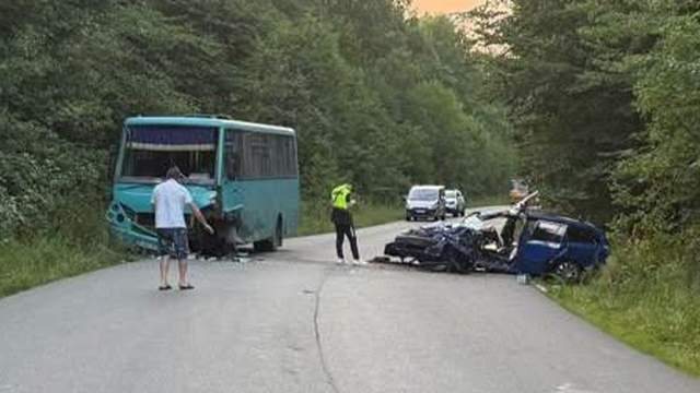 У ДТП з рейсовим автобусом на Львівщині постраждали 11 людей, серед них діти